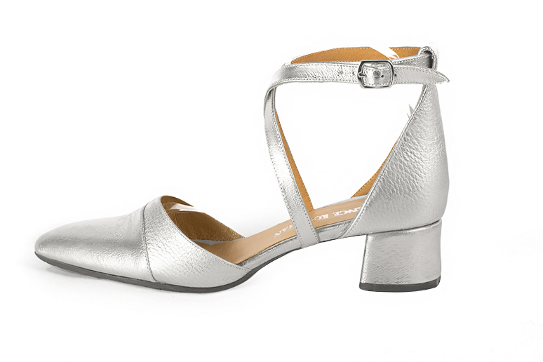 Light silver women's open side shoes, with crossed straps. Tapered toe. Low flare heels. Profile view - Florence KOOIJMAN